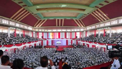 Prabowo memberikan penghargaan kepada APDESI karena mengundang Bakal Calon Presiden
