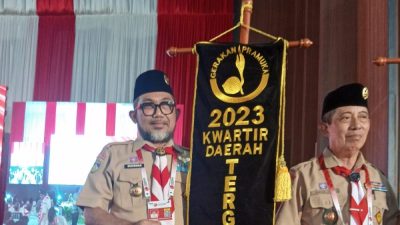 Ka. Kwarda Jambi Kak H. Sudirman, S.H.,M.H bersama plakat penghargaan Kwarda Tergiat 1 Tingkat Nasional